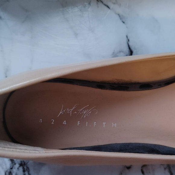 Lord & Taylor 424 FIFTH tan and black leather flats w/ silver bow detail, SZ 5.5 - Picture 4 of 9